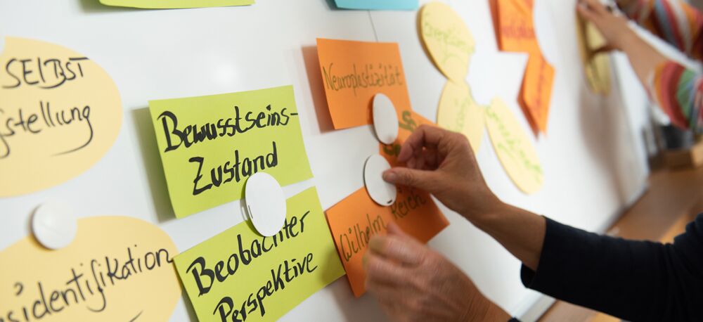Weiterbildung Methoden transpersonaler Beratung - Menschen beschäftigen sich mit Themenfeldern