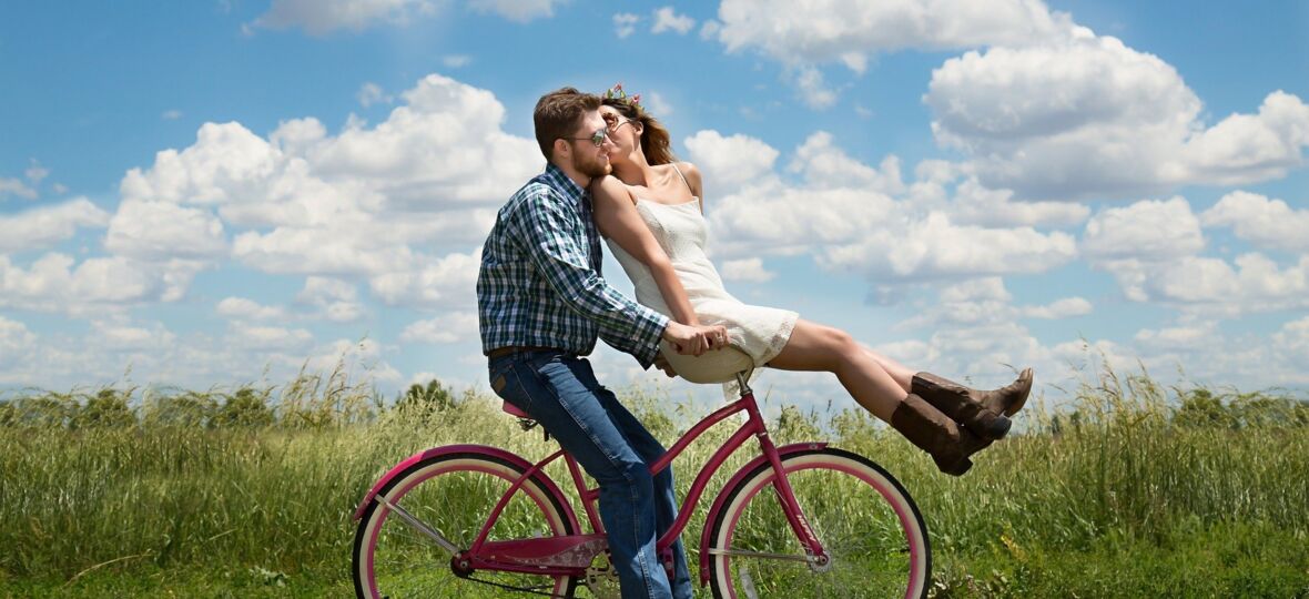 Integralis Seminare für Paare - ein glückliches Paar auf einem Fahrrad in der Natur